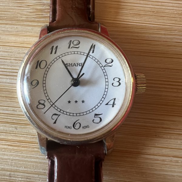 Sharp ladies round windup mechanical watch ref 783211