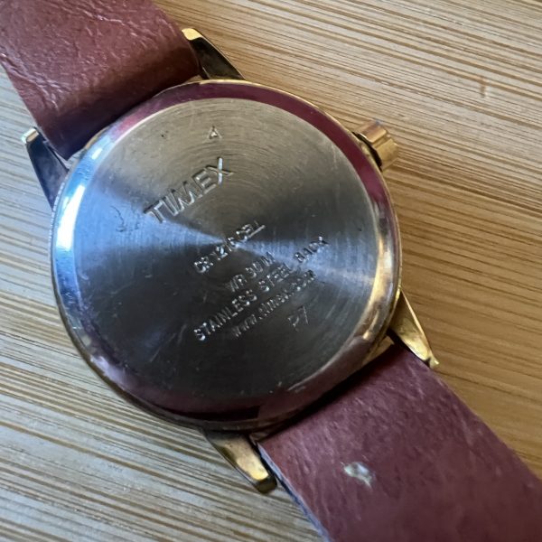 Timex ladies Indiglo quartz gold tone watch - Image 4