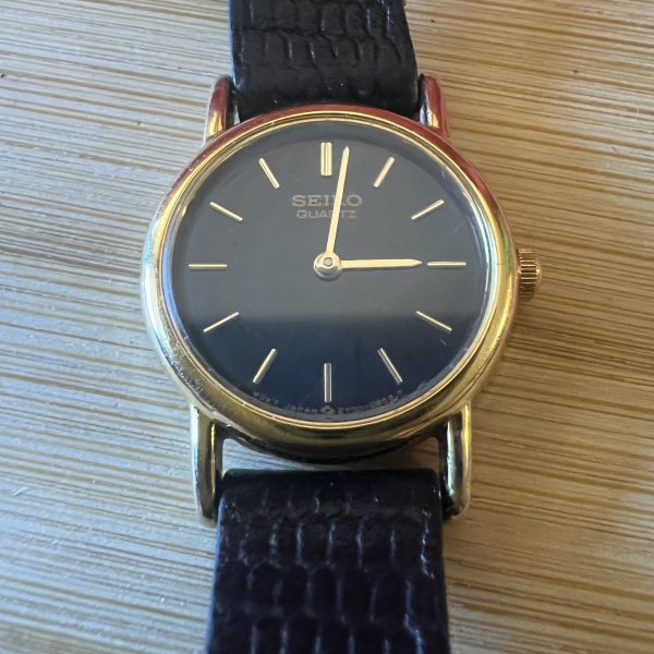 Seiko dainty ladies dress watch gold case black dial ref 2y00-0a10