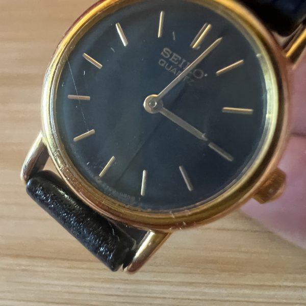 Seiko dainty ladies dress watch gold case black dial ref 2y00-0a10 - Image 5